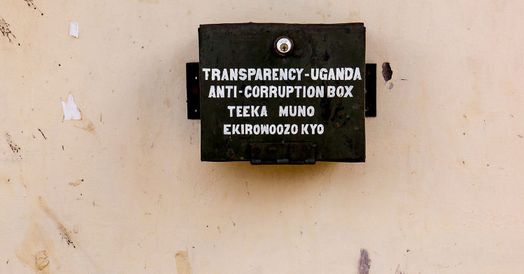 Klageboks hænger på mur i Uganda