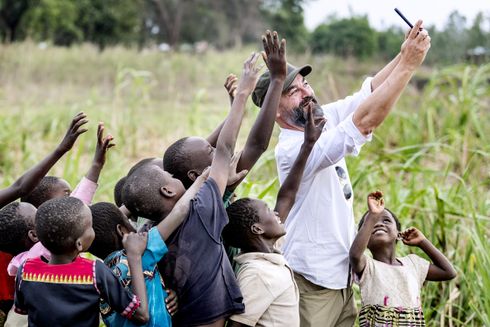 Chili Klaus tager selfie med børn fra Malawi