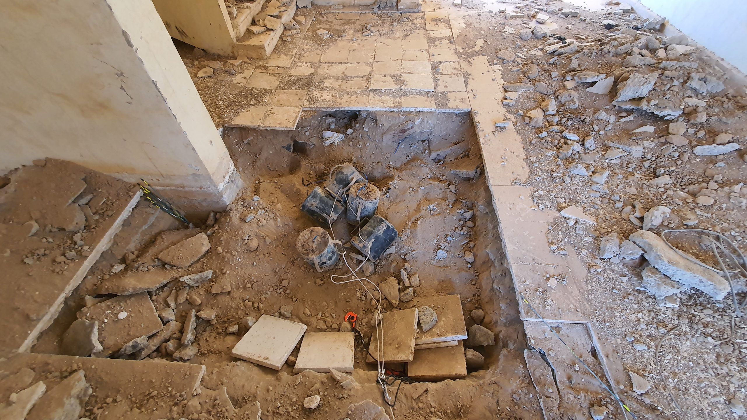 Skole i Syrien før/efter bomberydning og renovering i Raqqa