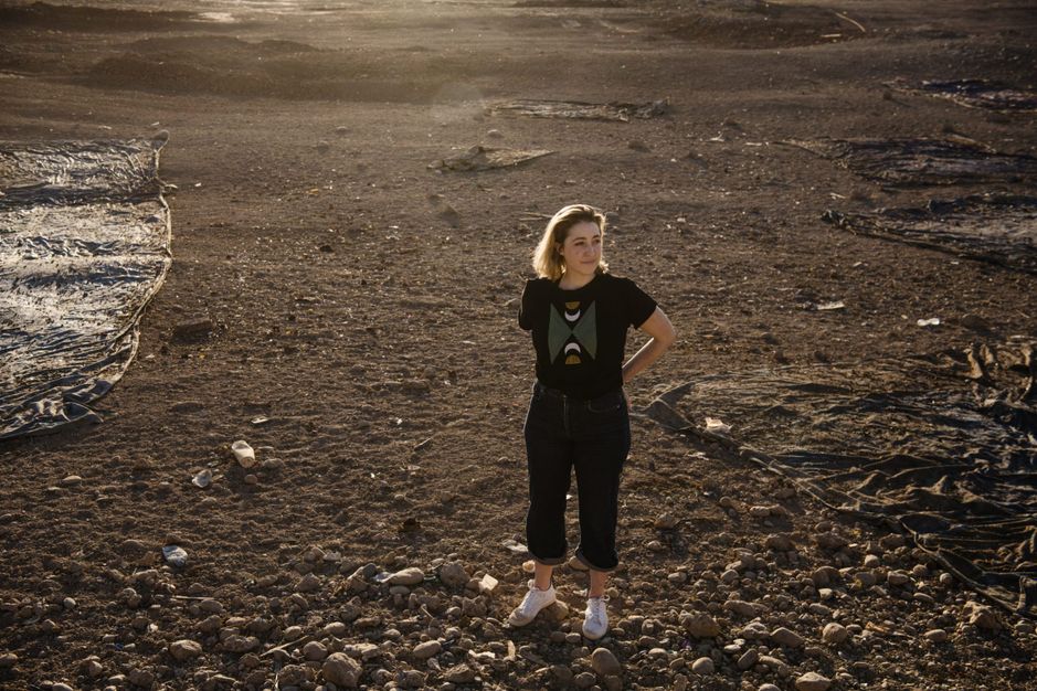 Whitney Mills står med hænderne bag ryggen i den syriske ørken