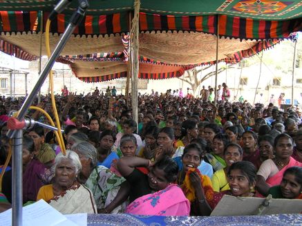 Stor samling af kvinder samlet til Women's Rights day i Indien