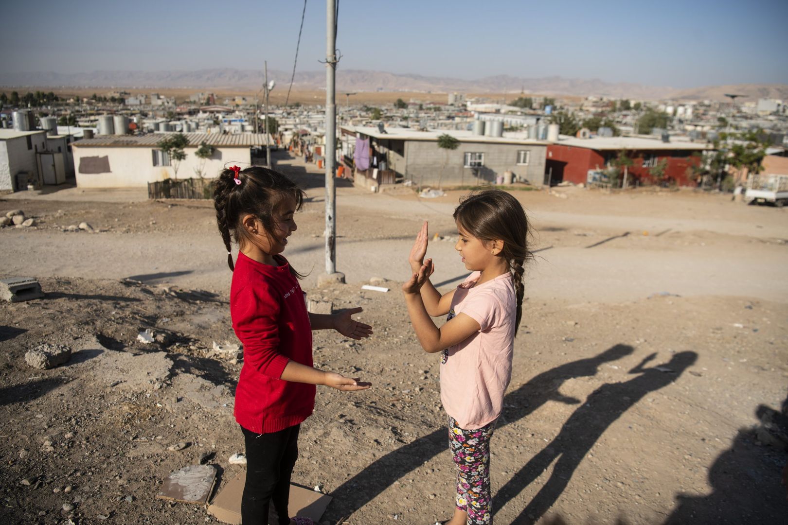To piger fra flygtningelejren Camp Domiz leger med hinanden