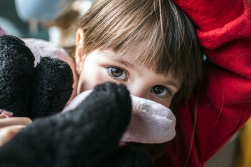 Pige på flugt fra Ukraine krammer sin bamse