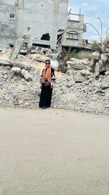 Shirene står foran sit bombede og ødelagte hus, hun og hendes familie er på flugt.