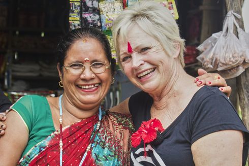 Hilda Heick og kvinde fra Nepal holder armene om hinanden