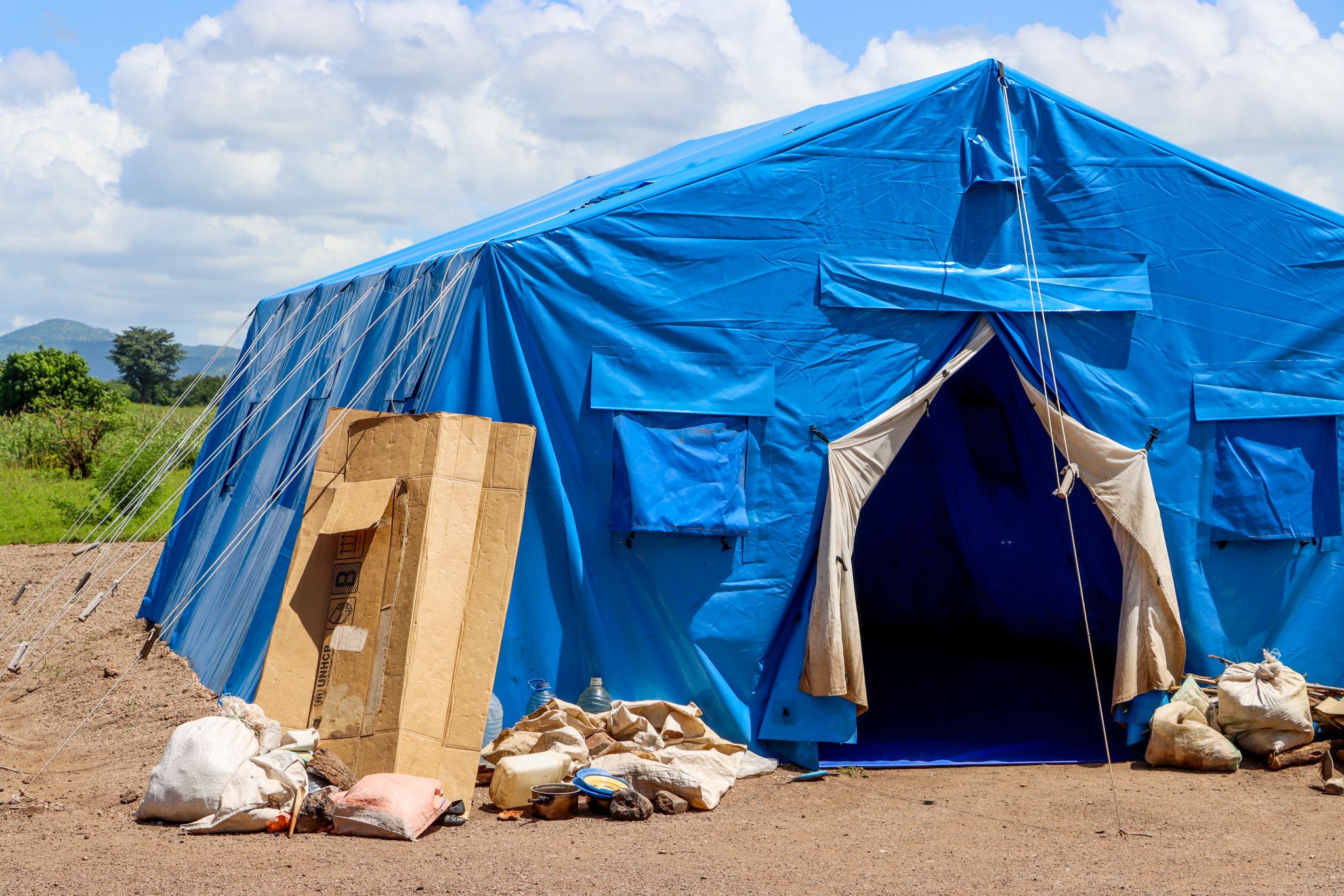 Et stort blåt telt, som fungerer som midlertidig lejr i Malawi.
