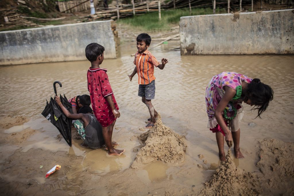 Børn leger i flygtningelejren Cox's Bazar