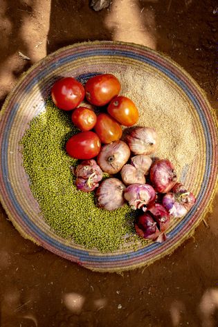 Mungbønner, tomater, løg og quinoa
