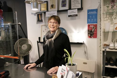 Anna-Marie Illum er genbrugsfrivillige i Horsen, her bliver hun interviewet til Folkekirkens Nødhjælps 100-års jubilæumsmagasin
