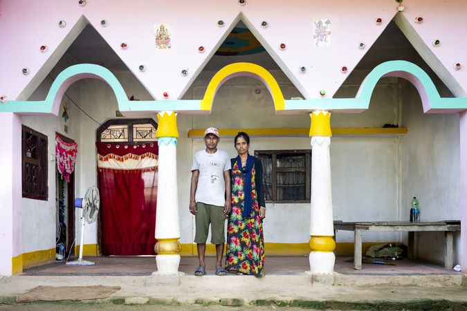 Saraswati og hendes mand Posuram foran deres hjem