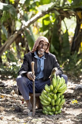Adbuu Abdaa kan nu dyrke bananer på grund af den lange vandkanal, som fører vand fra den nærmeste flod rundt i hans landsby