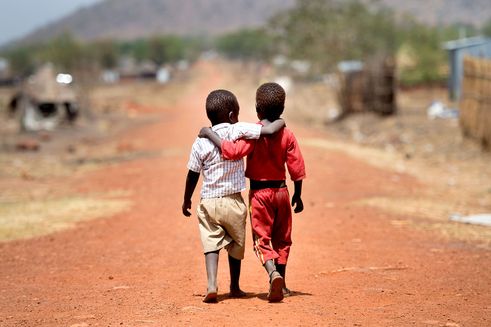 To afrikanske drenge holder om hinanden. Illustration: Folkekirkens Nødhjælp.