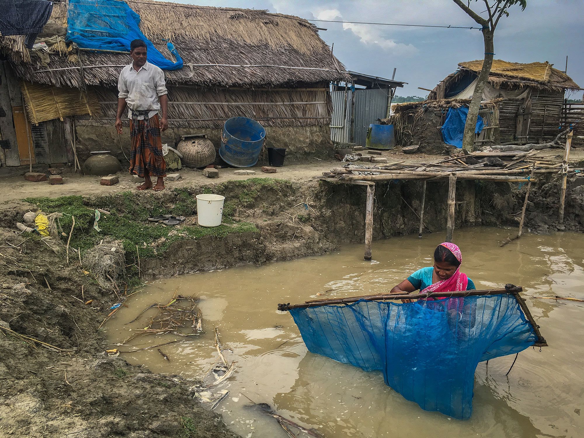 Shonda Bayn fisker for at skaffe med til familien i Bangladesh