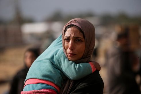 Kvinde i Gaza bærer barn på sin skulder. Illustration: Støt Folkekirkens Nødhjælps arbejde i Gaza og Palæstina.