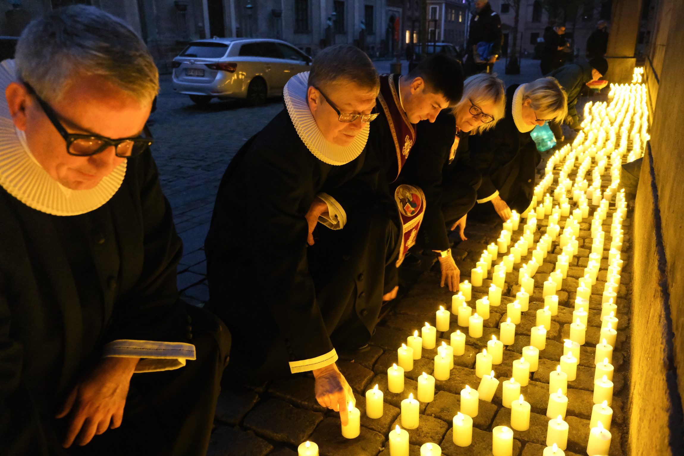 Næsten 10.000 lys for fred blev tændt ved Vor Frue kirke i København.