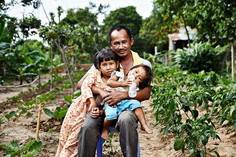 Bopha med sin far og yngre søster i Cambodja