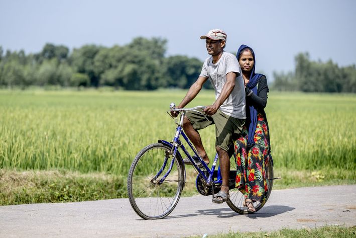 Saraswati og hendes mand Posuram cykler på samme cykel