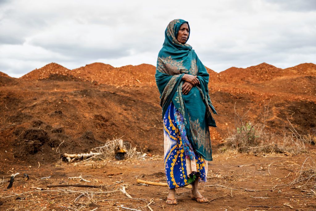 Fatuma står i klæder med bjerge i baggrunden