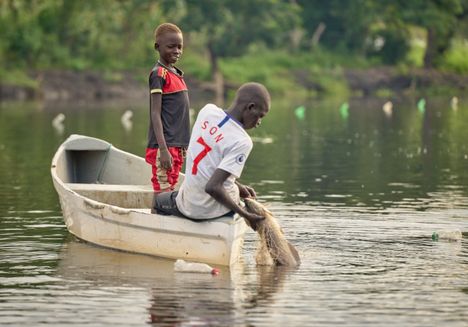 Chomgkuoth Makuach, 10, og hans bror Chuol, 16, trækker en fisk fra deres net i floden nær Akobo, Sydsudan.