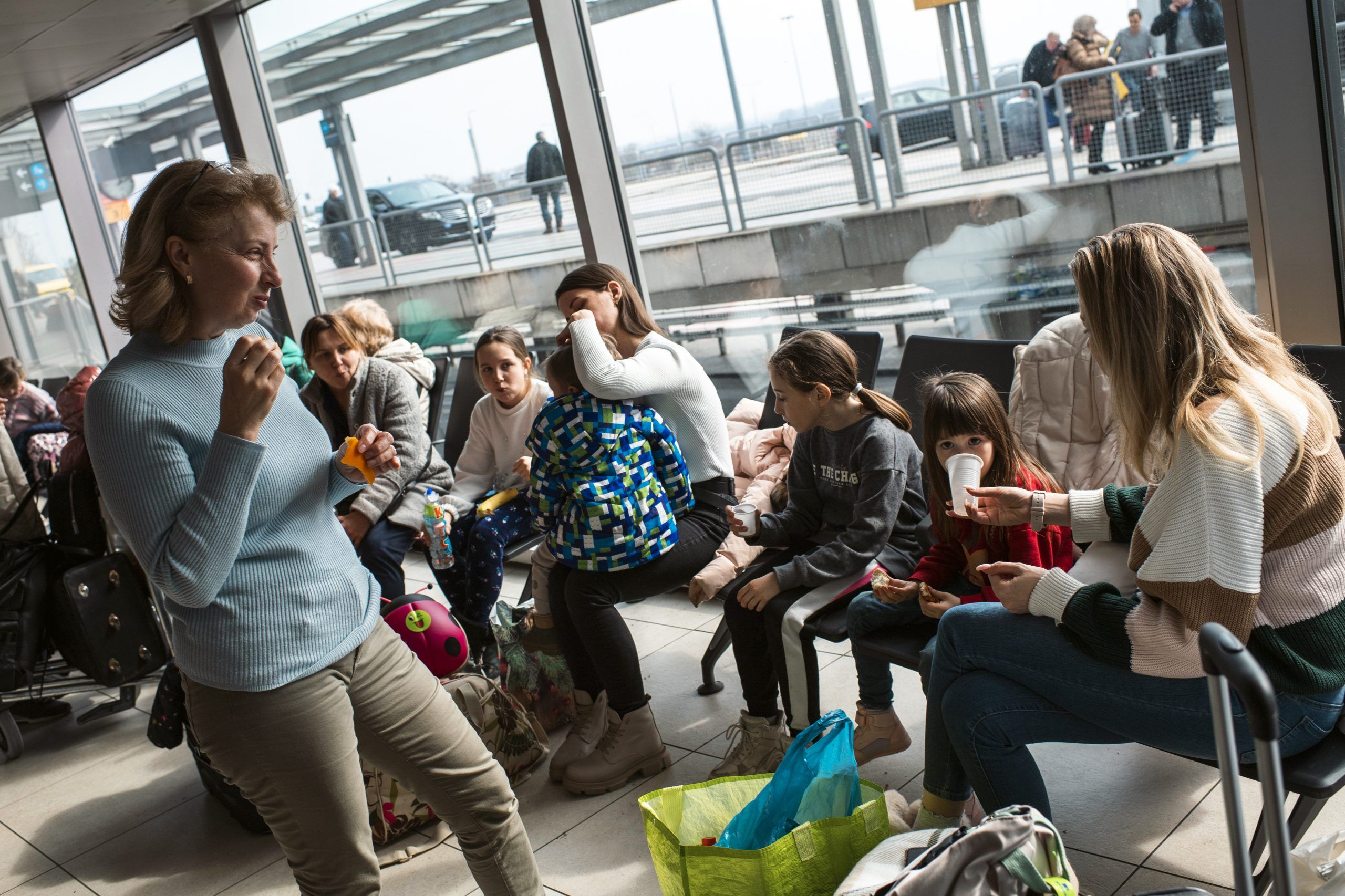 Familier venter i Budapest lufthavn