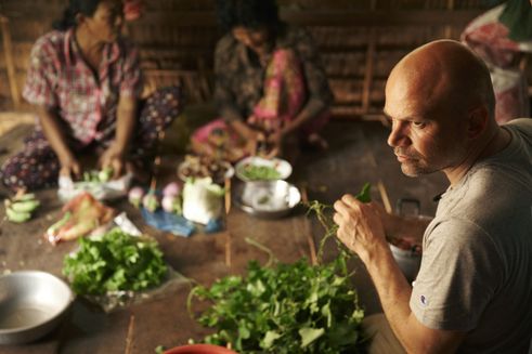 Kvinder laver mad med Jesper Vollmer i Cambodja