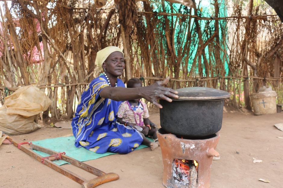 Nyaduoth Koat Cooking with her energy-efficient cooking stove.