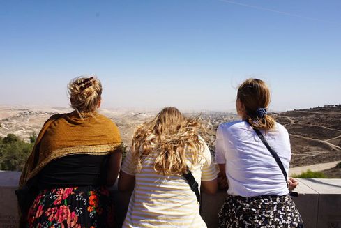 three girls looking over palæstina