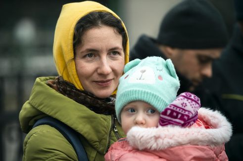 Mor og barn på Chop stationen i det vestlige Ukraine
