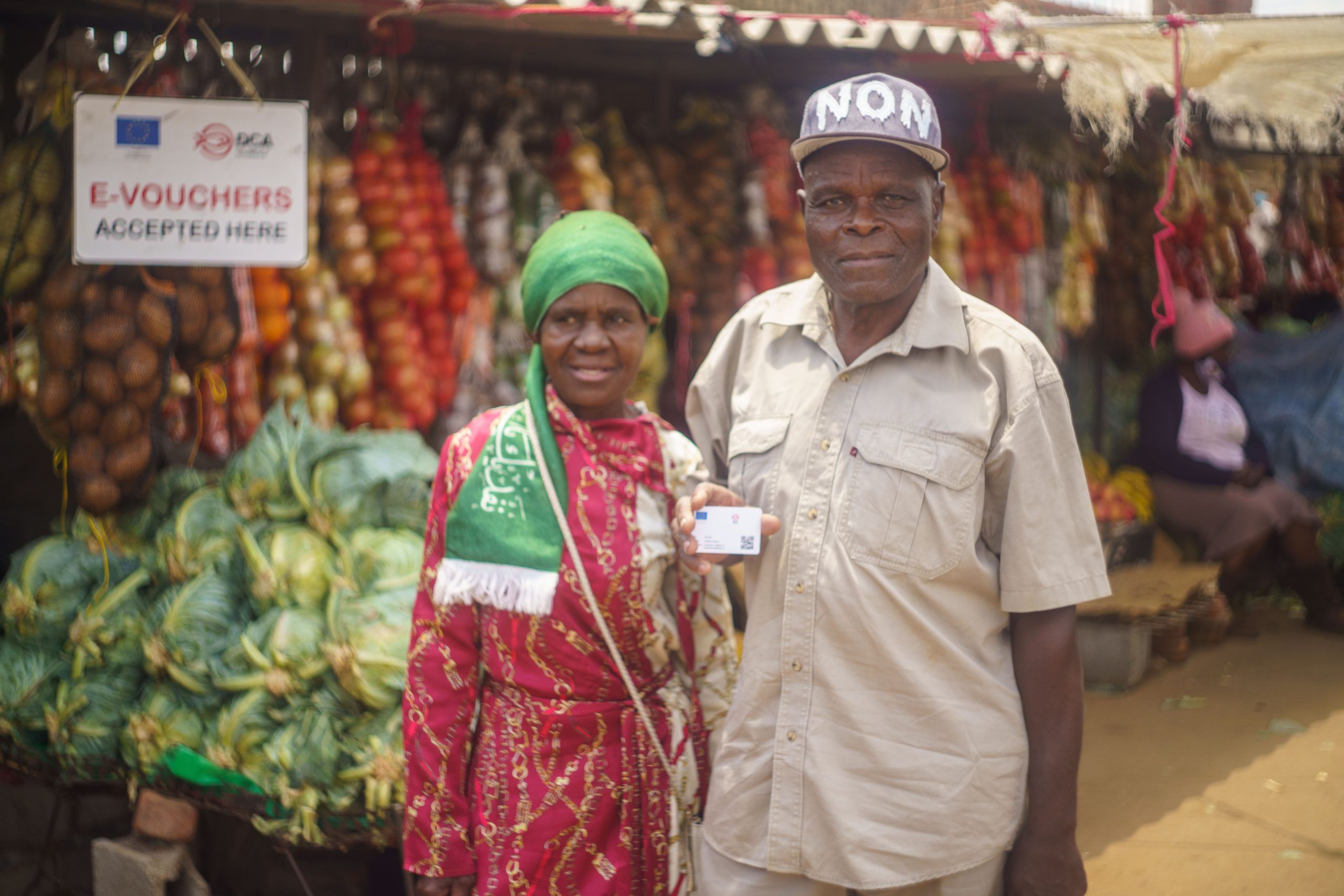 Cripsy Chikura og Getryde Sibanda viser et e-voucher-kort frem i Entumbane Shopping Centre i Bulawayo, Zimbabwe.