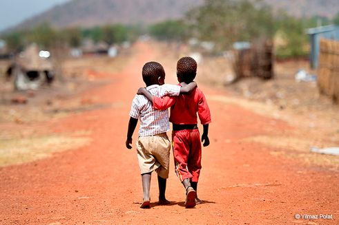 To afrikanske drenge holder om hinanden. Illustration: Tegn et gavebrev igennem Folkekirkens Nødhjælp