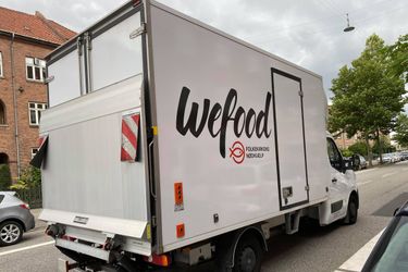 Wefood bil fra siden med logo