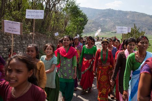 Dalitkvinder vandrer med skilte på kvindernes internationale kampdag