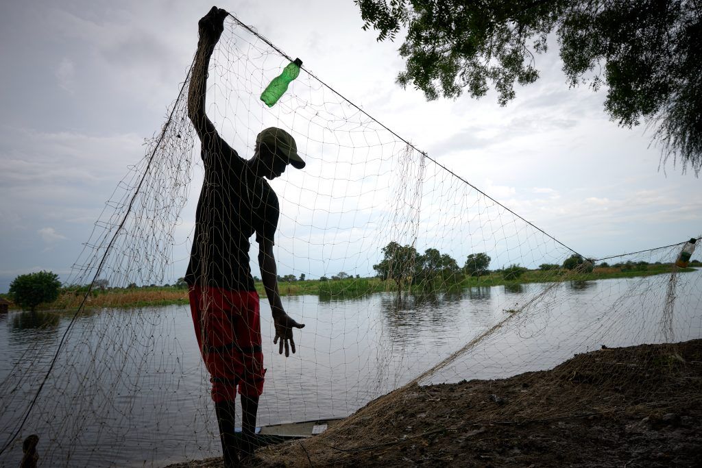 Tidligt om morgenen forbereder en mand sit net til fiskeri i Akobo, Sydsudan