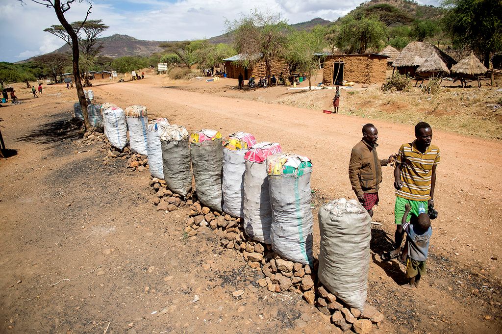 Sække med trækul klar til salg i Uganda