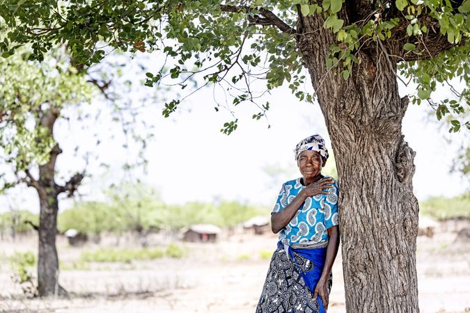Fatima fra Malawi ved træ