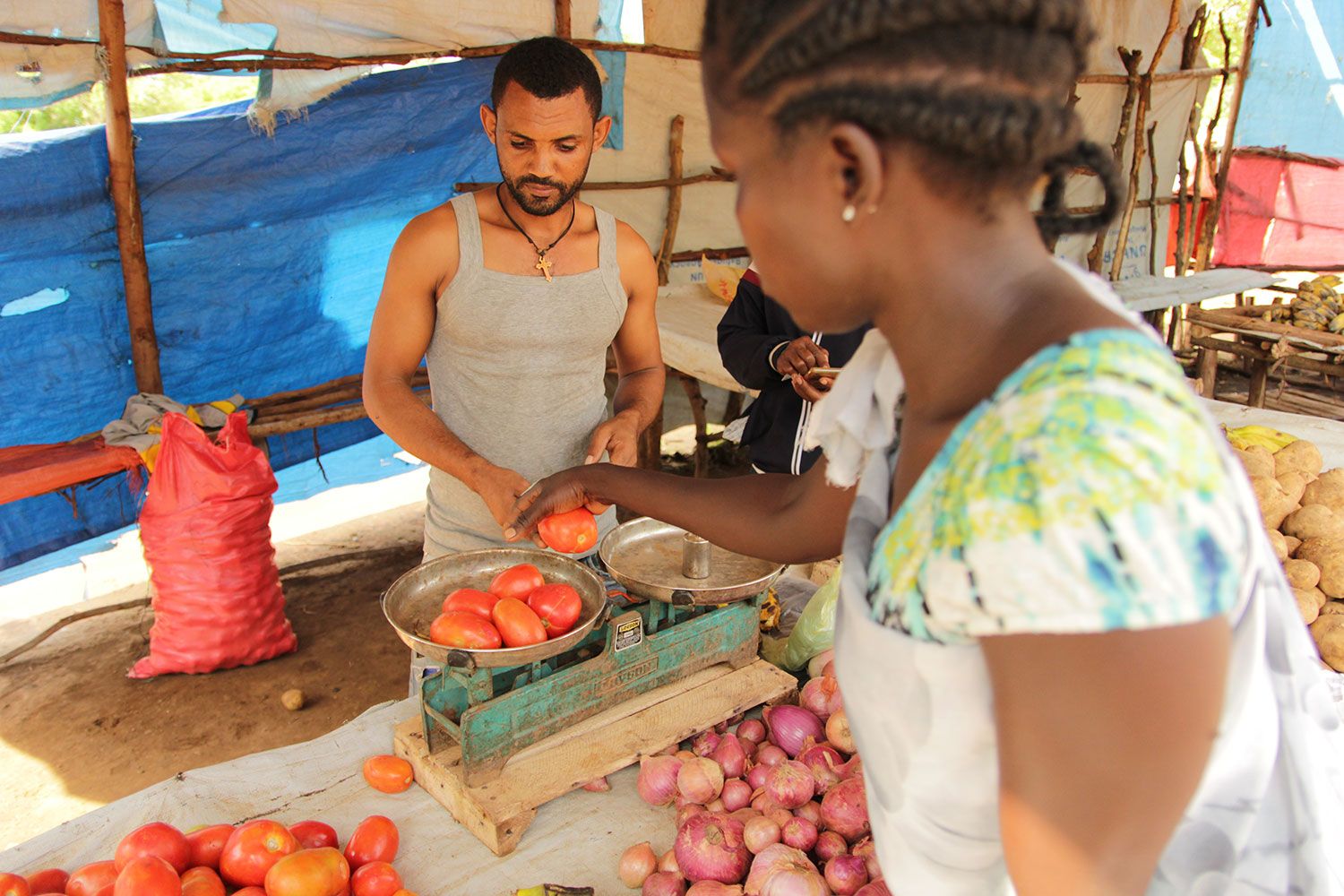Nyajuok køber ind på grøntsagsmarked i Kule-lejren