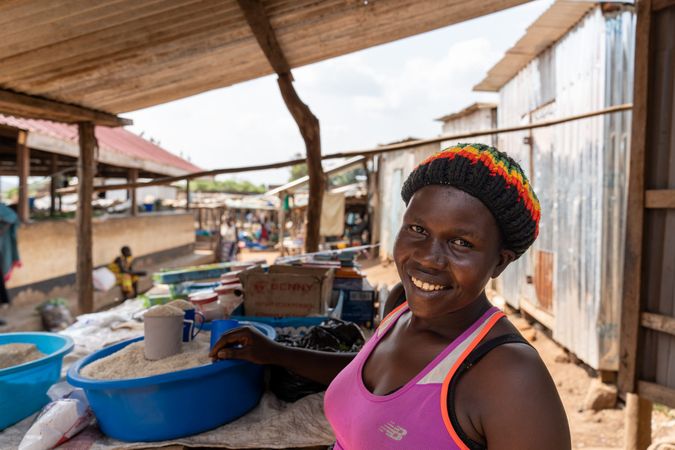 28-årige Beatrice er en af dem, der har fået støtte fra en dansk arv. Hun har åbnet sin egen butik i Sydsudan og kan nu betale sine børns skolegang.