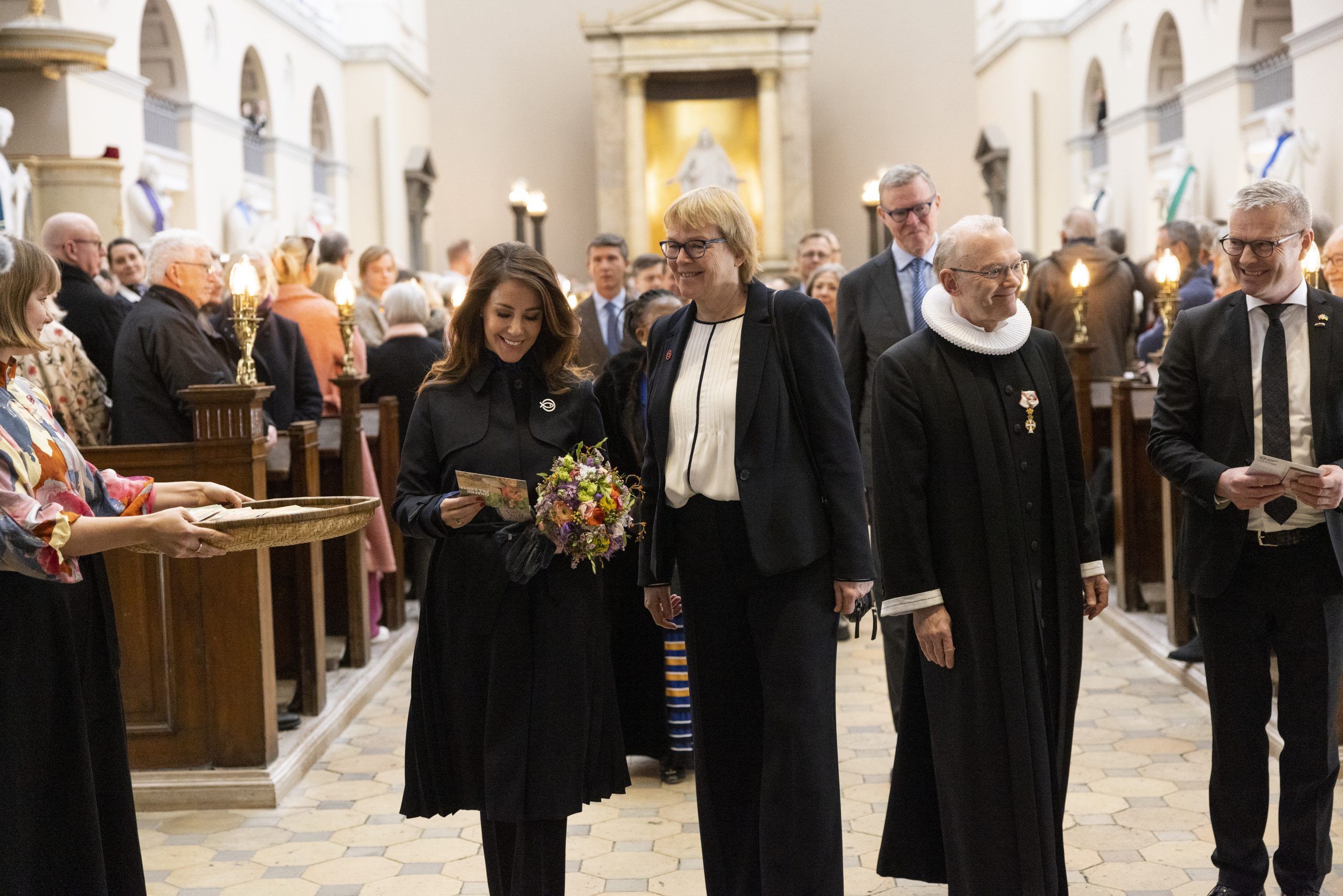 Prinsesse Marie og Birgitte Qvist-Sørensen går op ad kirkegulvet
