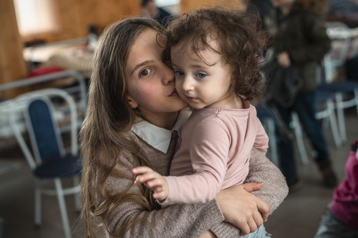 Antonia og Galyna, to børn på flugt fra krigen i Ukraine - har fundet hinanden i en flygtningelejr.