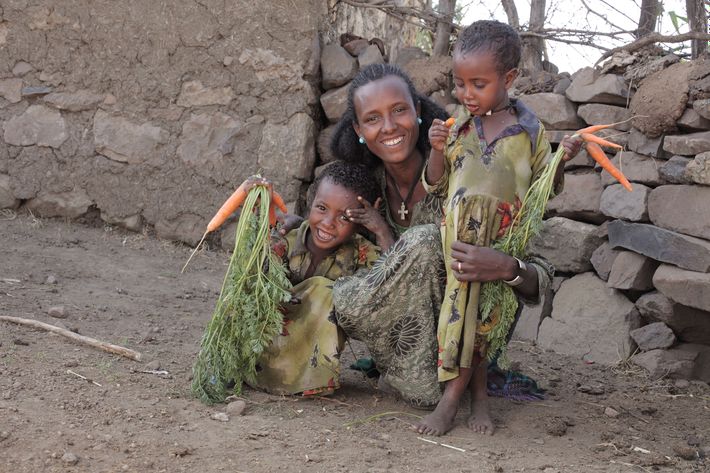 Mor med sine børn i Etiopien