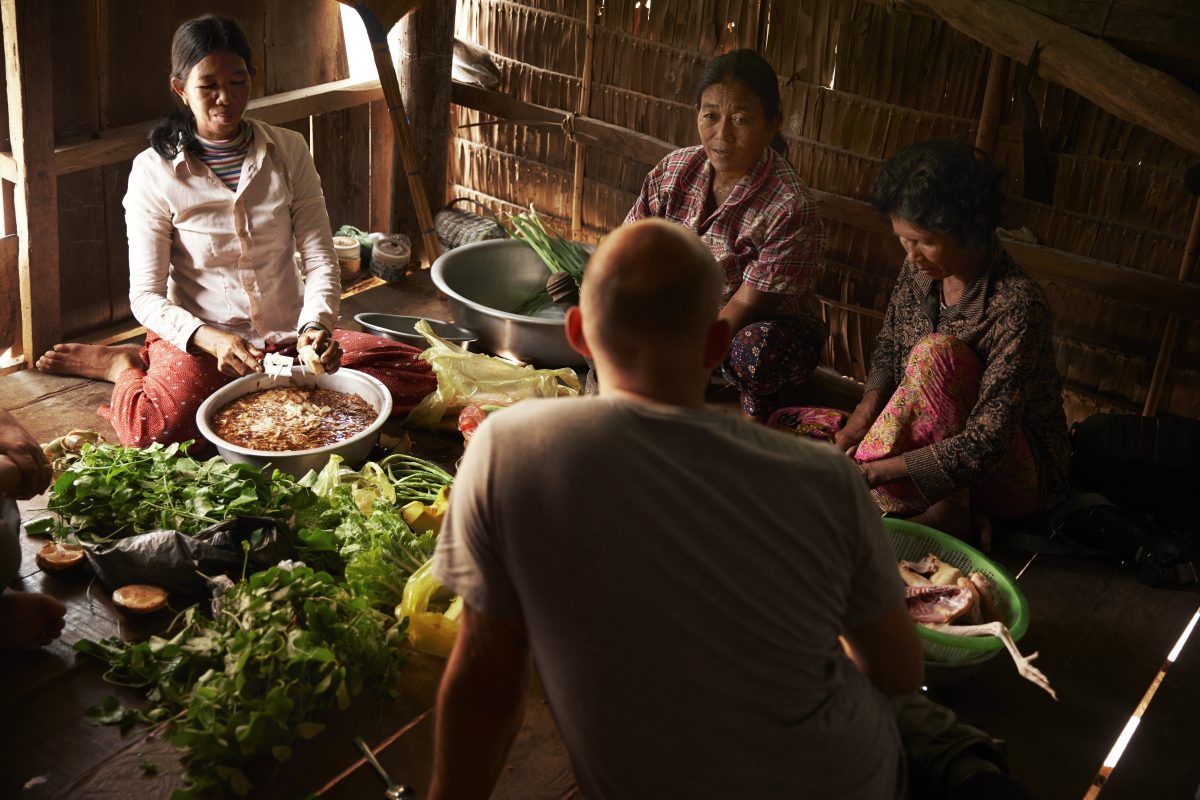 Kvinder laver mad med Jesper Vollmer i Cambodja