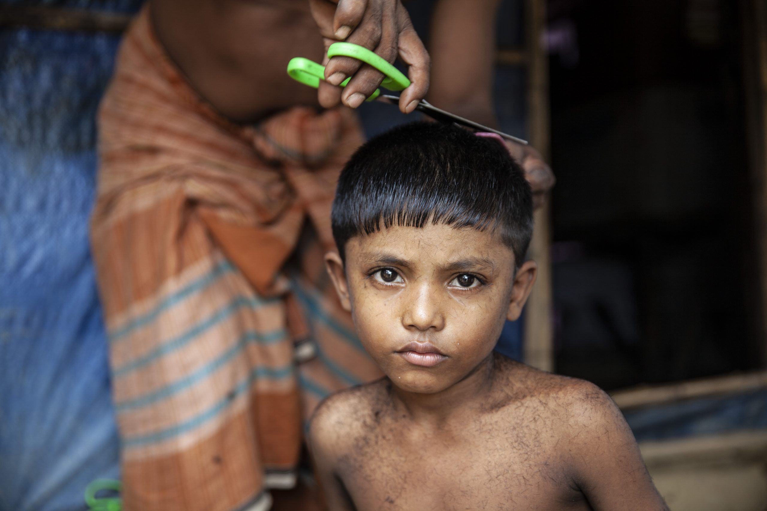 Far klipper sin søns hår i flygtningelejr Cox's Bazar