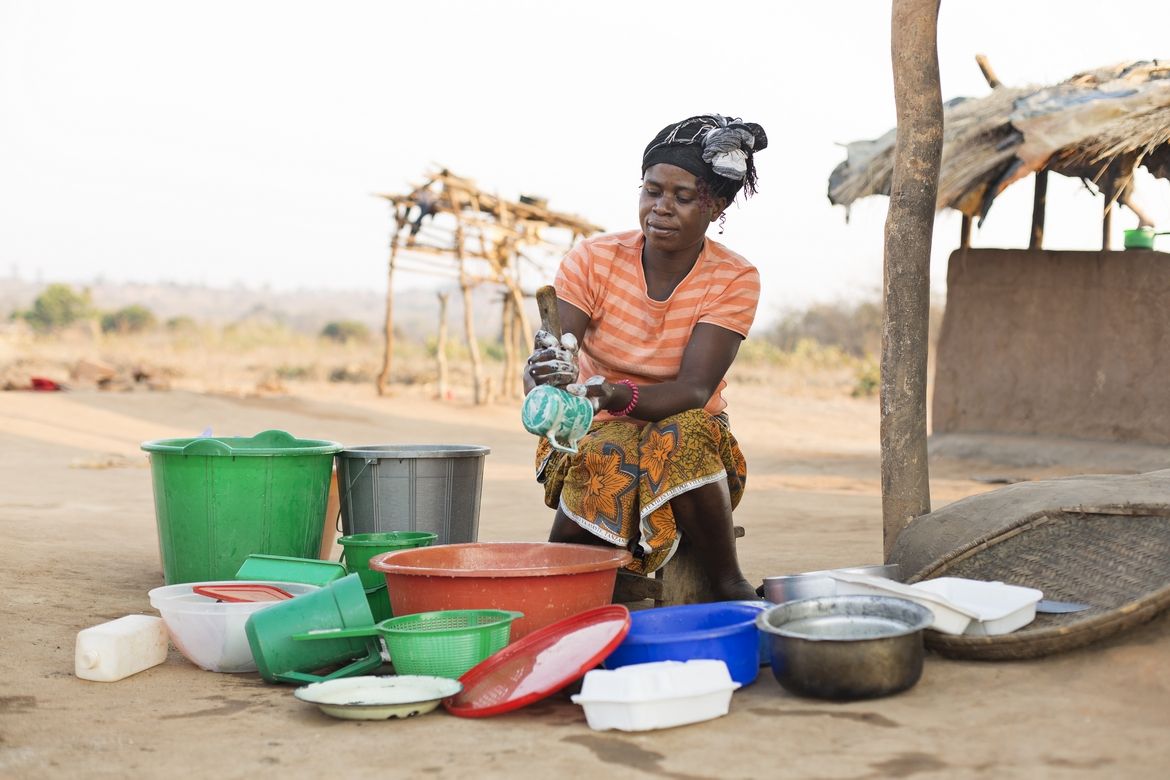 Isabel Mvula, 34 years old. washing dishes, case family, Chandalala, village, Mzimba District, Mpherembe, Malawi