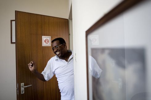 Medarbejder smiler i indgangen til Folkekirkens Nødhjælps kontor i Etiopien