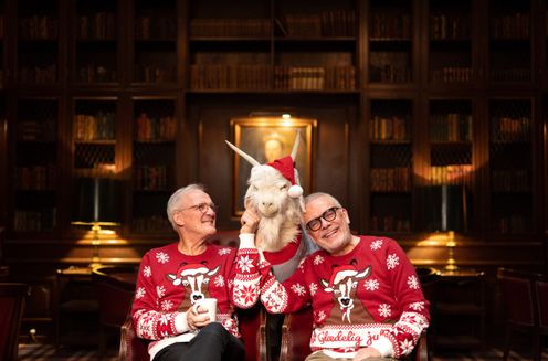 Preben Kristensen og Søren Hedegaard sidder i Folkekirkens Nødhjælps julesweatere