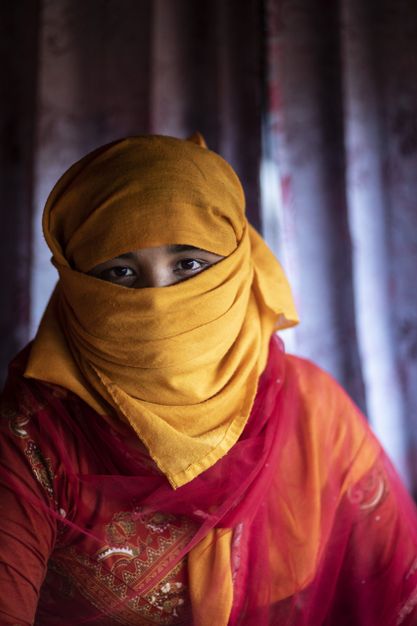 Kvinde i Cox's Bazar flygtningelejr iført gule og røde klæde