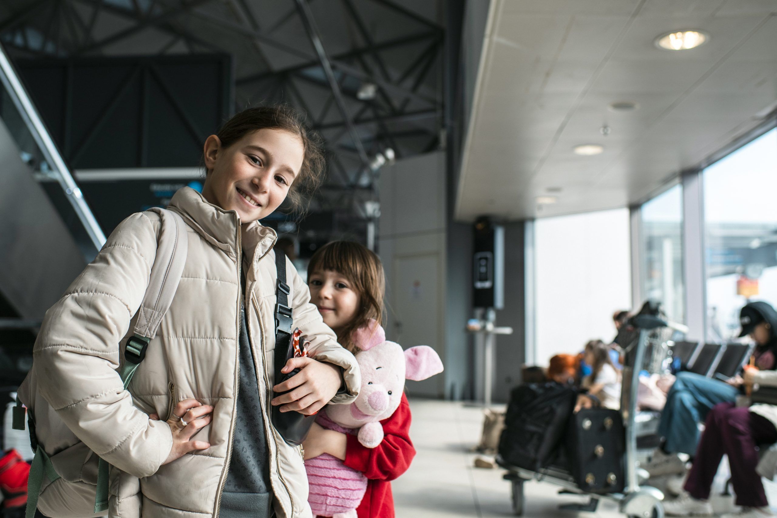To piger smiler til kameraet i Budapest Lufthavn