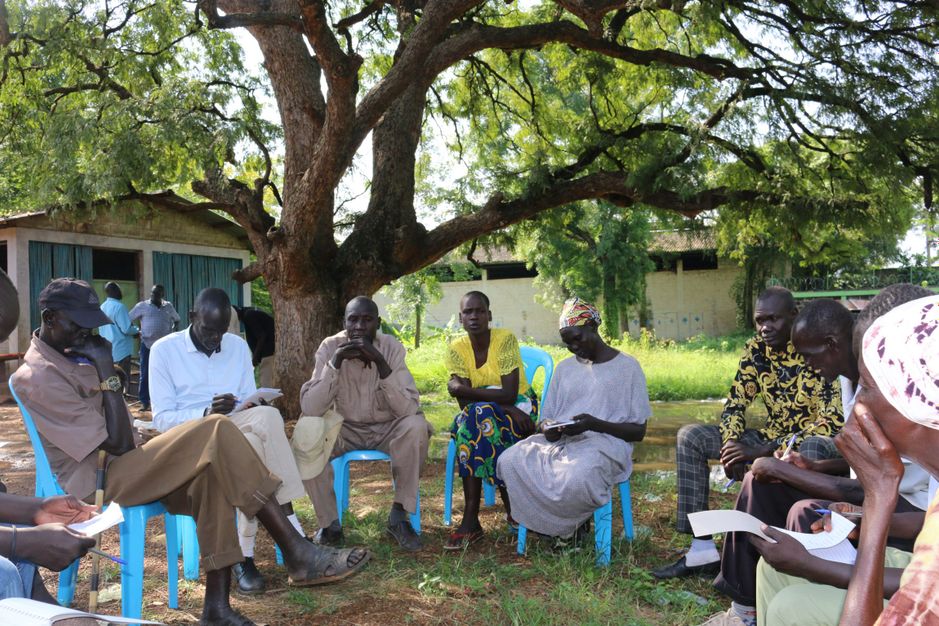 Focused group discussion during a community dialogue. Itang woreda, Gambella Region.