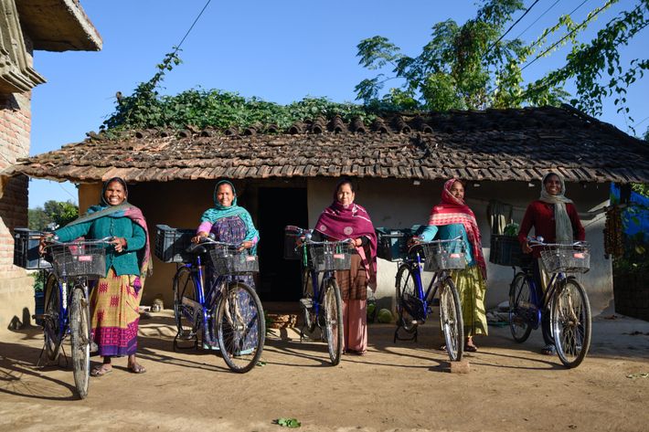 5 kvinder, der har modtaget en cykel gennem giv en ged-kataloget.