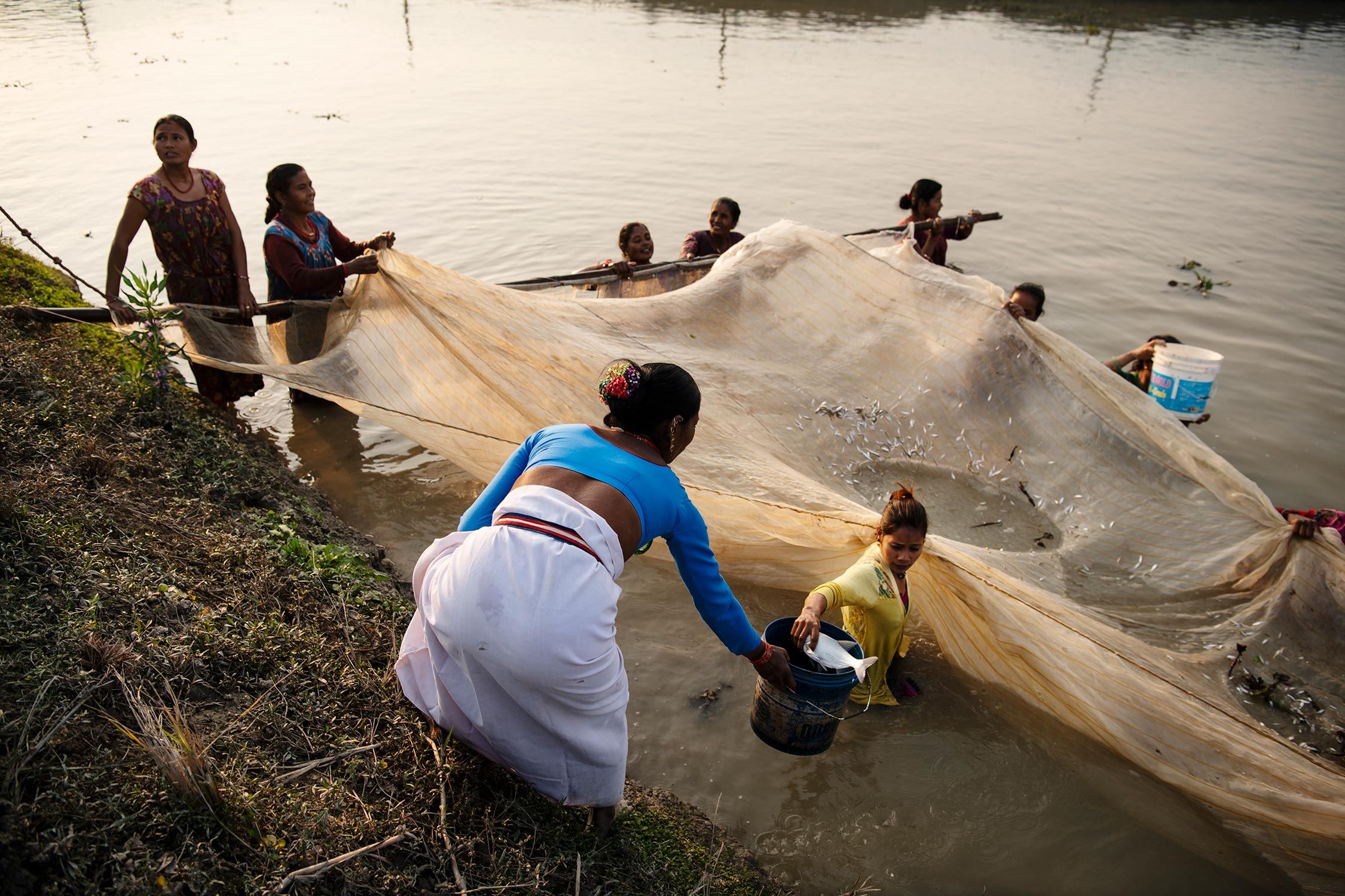Kvinder ved flod i Nepal